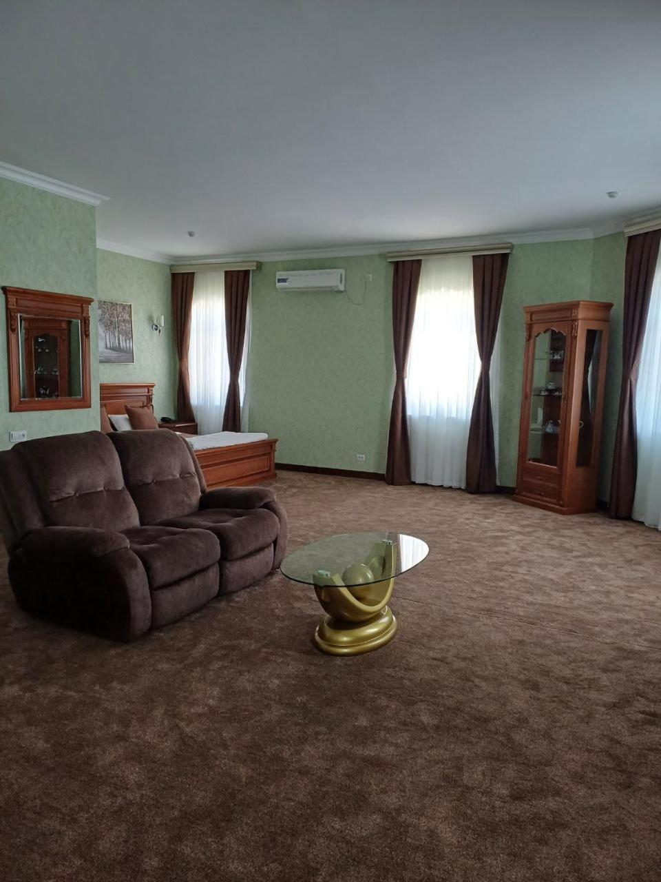 Maximum Hotel 나보이 외부 사진